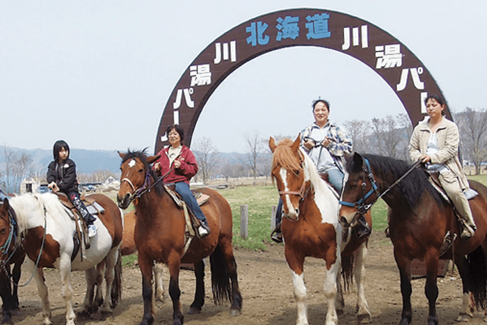 乗馬をする人たち