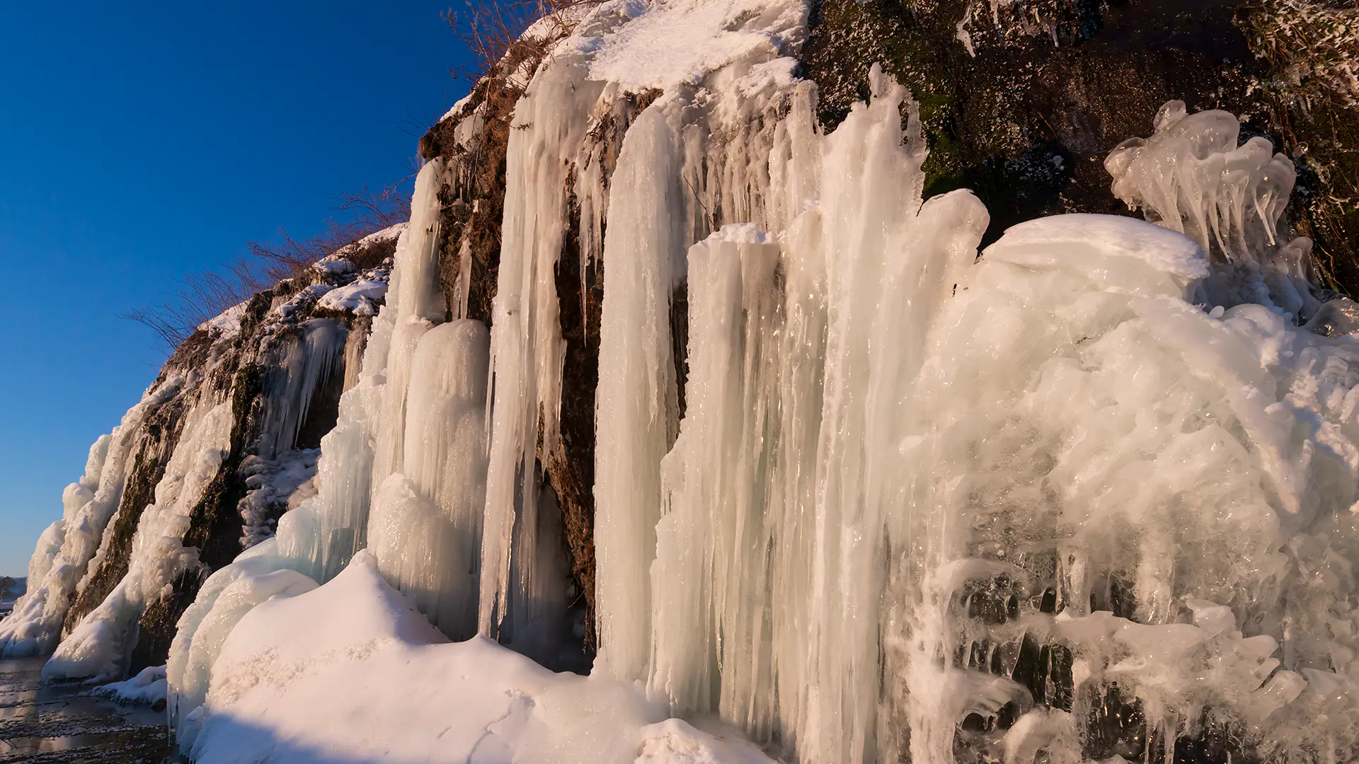 凍る「フンベの滝」